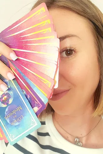 Sylvia, médium, avec un éventail de cartes colorées